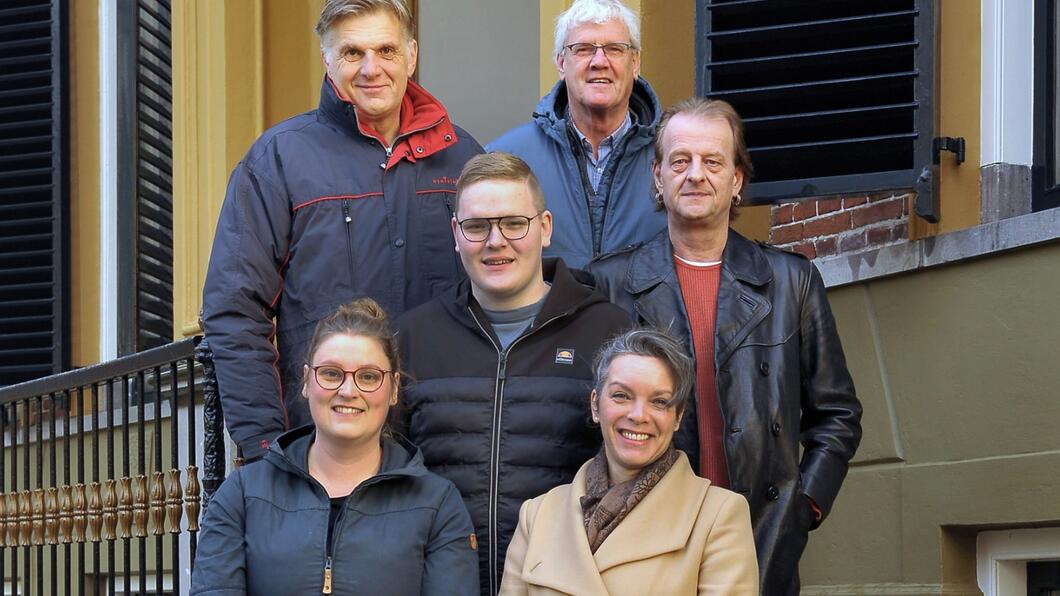 De bovenste zes kandidaten op de lijst van PvdA en GroenLinks. Van links naar rechts – Vooraan: #1 Tjitske Veenstra en #2 Elly Pilat – Midden: #3 Karst de Vries en #4 Otto Veenstra – Boven: #5 Johan Kootstra en #6 Joop de Haan. Foto: Hink Speulman