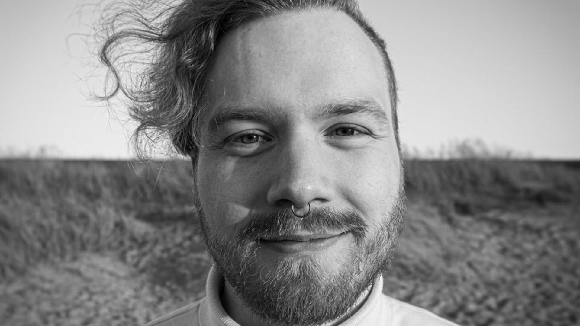 Zwart-wit afbeelding van bestuurslid Nathan Koonstra